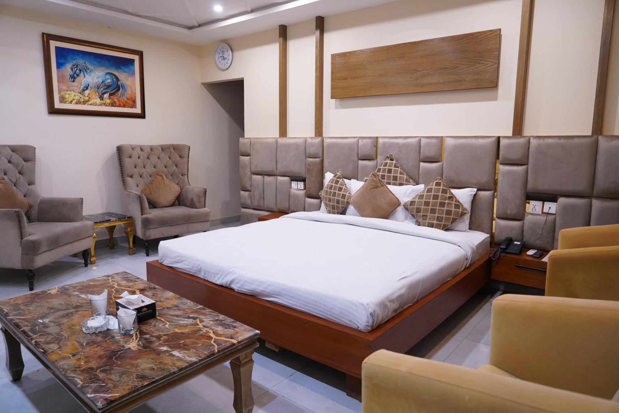 Hotel Avalon Suites Multan Exterior foto