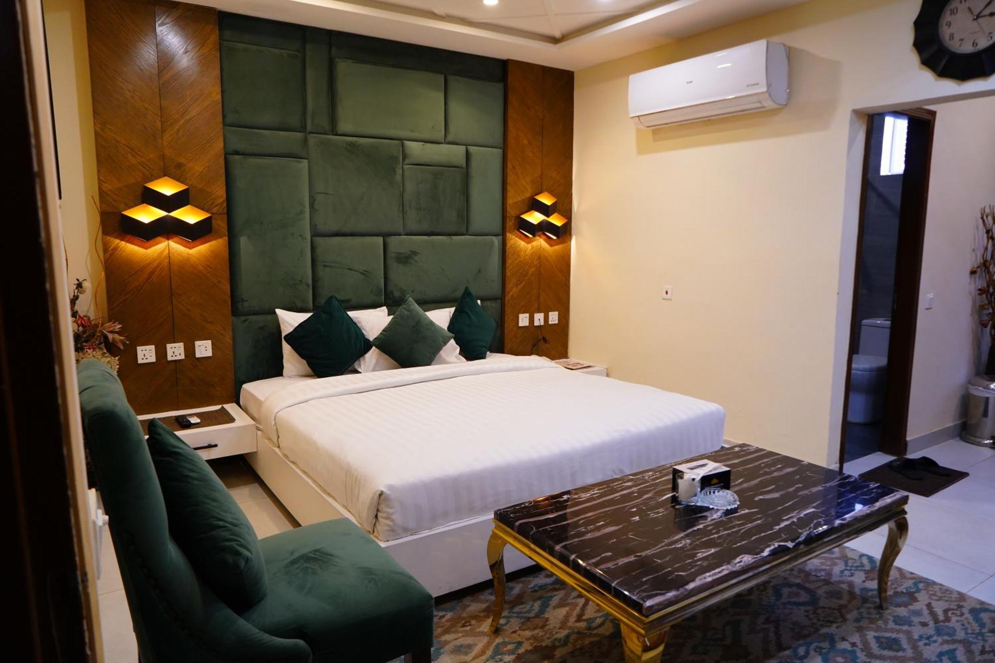 Hotel Avalon Suites Multan Exterior foto