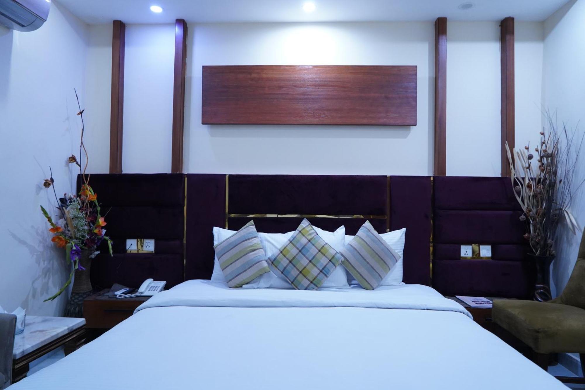 Hotel Avalon Suites Multan Exterior foto