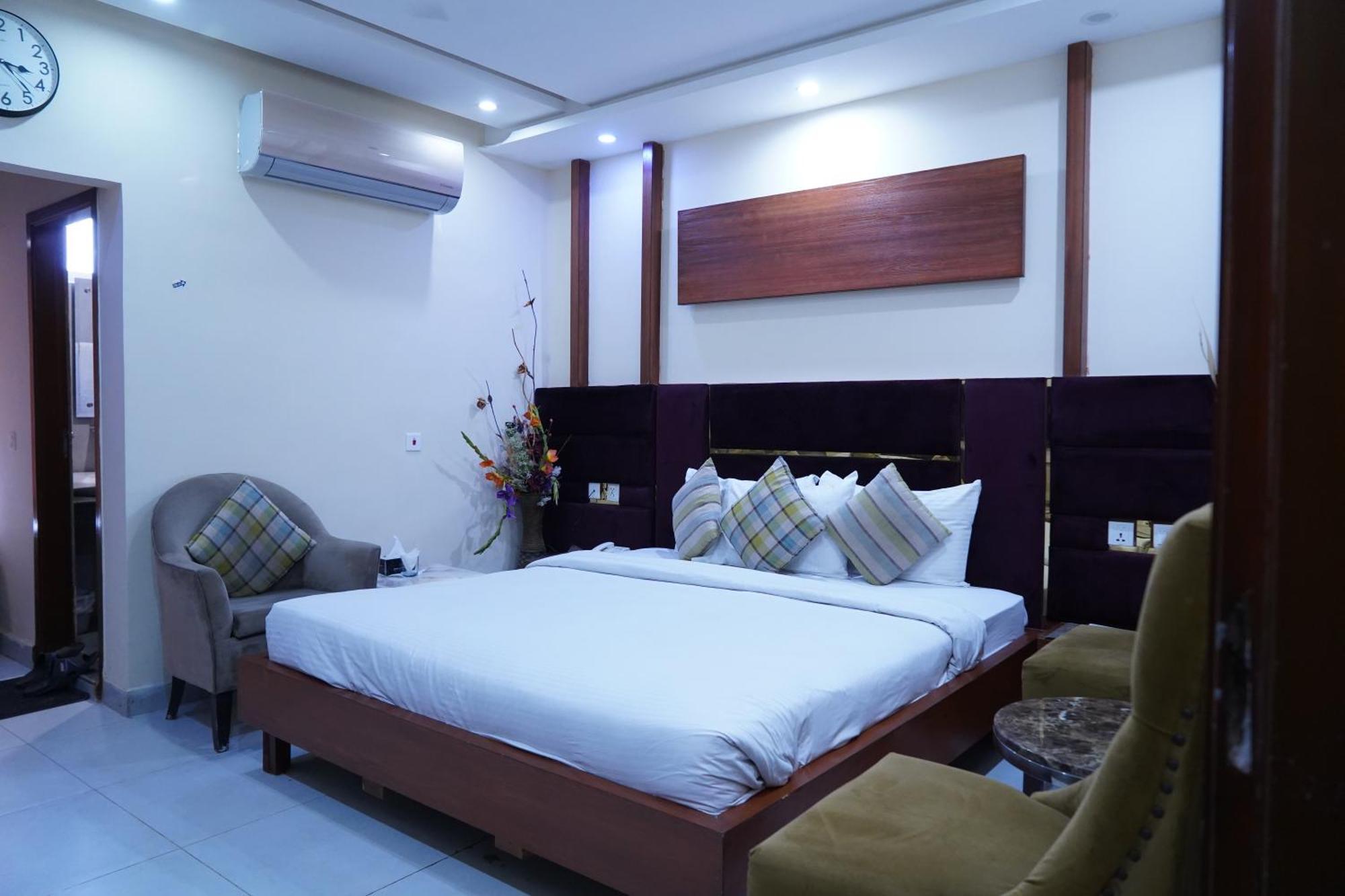 Hotel Avalon Suites Multan Exterior foto