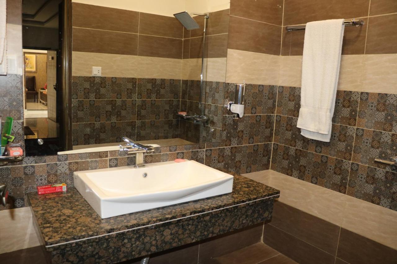 Hotel Avalon Suites Multan Exterior foto